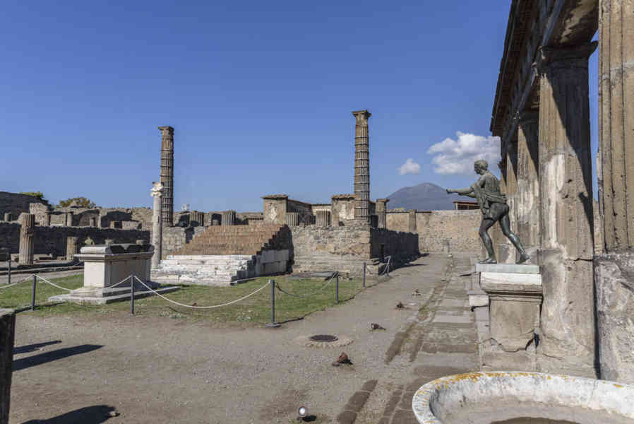 118 - Italia - Pompeya - parque arqueológico de Pompeya - Santuario de Apolo.jpg